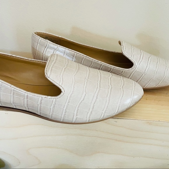 NINE WEST CREAM SLIP ON FAUX SUEDE LEATHER LINING LOAFERS - Picture 3 of 10